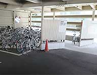 自転車も屋根付きで防犯カメラ付きの当ガレージへ