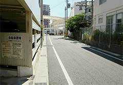 北側の出入り口、駅まで徒歩1分